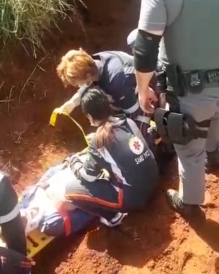 Pedreiro fica soterrado em desmoronamento de obra em Cerqueira César